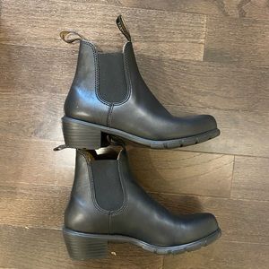 Blubdstone heeled boot size 5 New with box